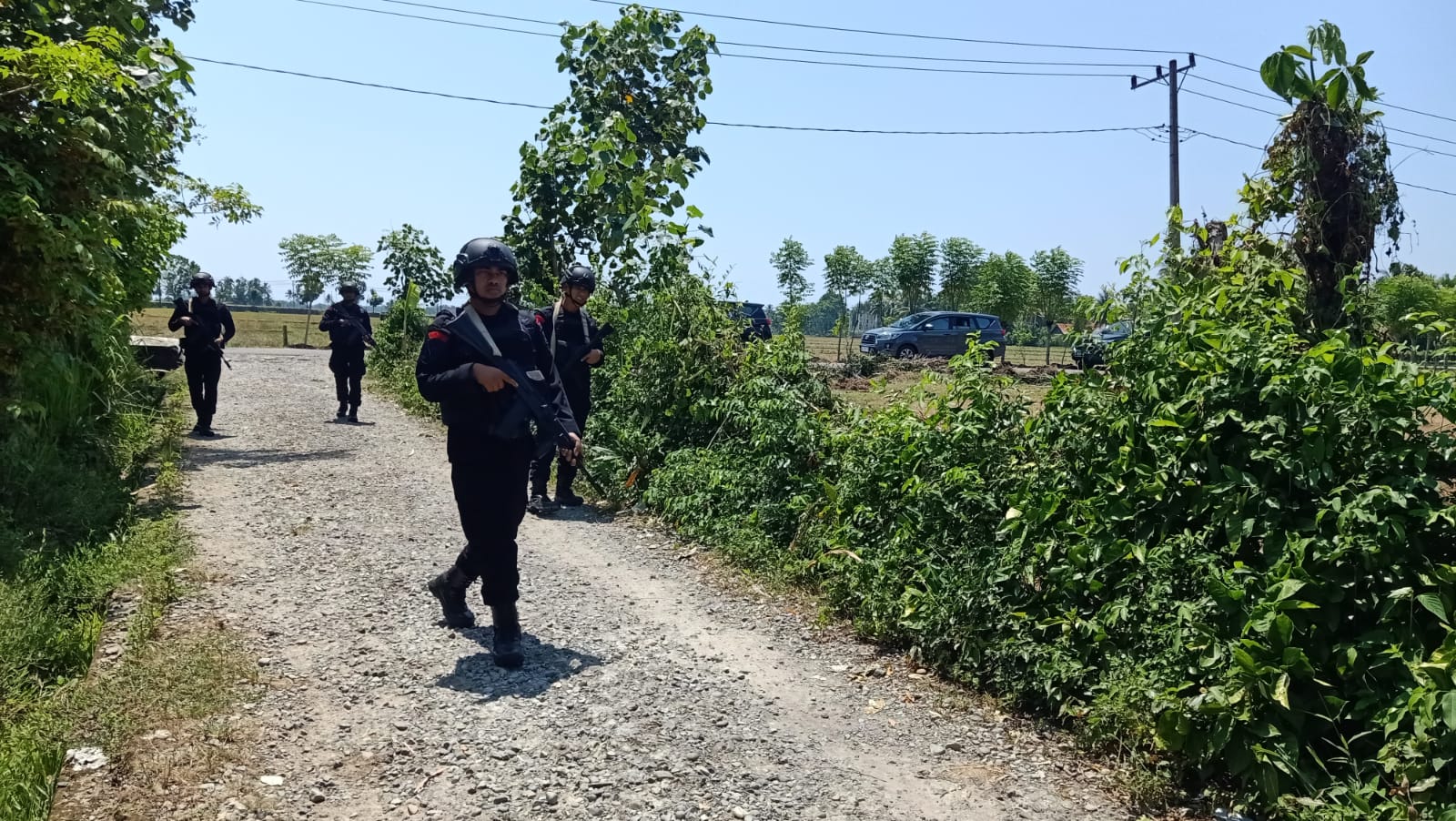 Brimob Polda Aceh sterilisasi lokasi jelang kedatangan Presiden ke Pidie Brimob Polda Aceh sterilisasi lokasi jelang kedatangan Presiden ke Pidie