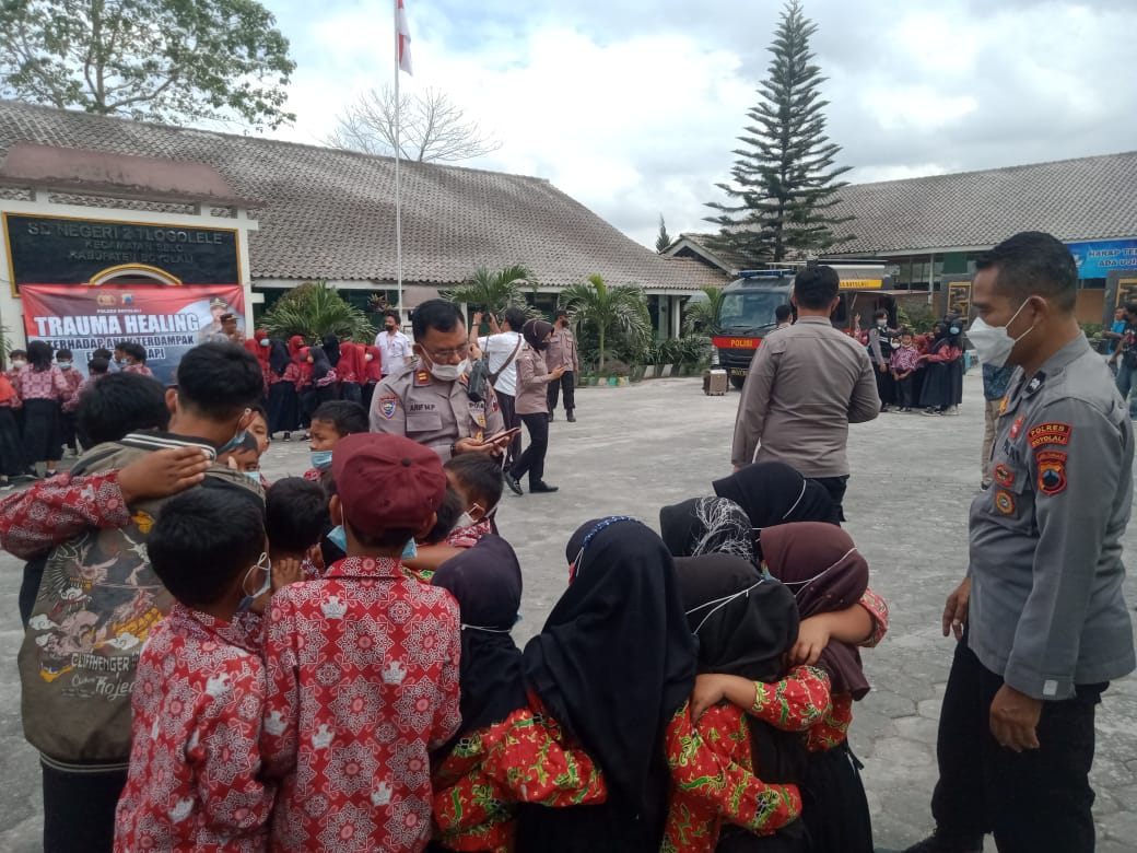 Terdampak abu vulkanik, pelajar SD di lereng Merapi Boyolali dapat trauma healing Terdampak abu vulkanik, pelajar SD di lereng Merapi Boyolali dapat trauma healing