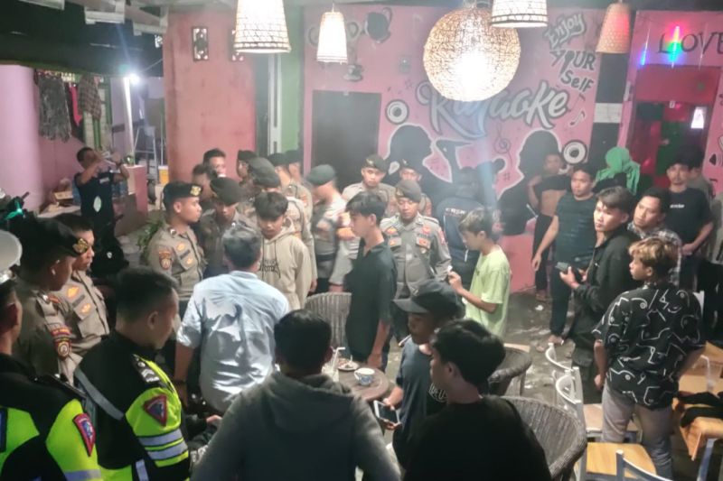 Polsi razia cafe di Kota Praya jelang Ramadhan Polsi razia cafe di Kota Praya jelang Ramadhan
