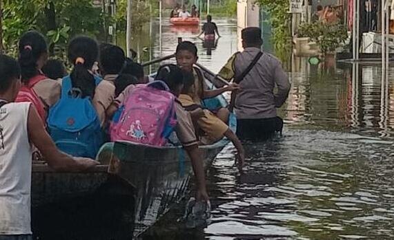Desa binaan banjir, Aiptu Hemawan rela tarik perahu antar jemput anak sekolah