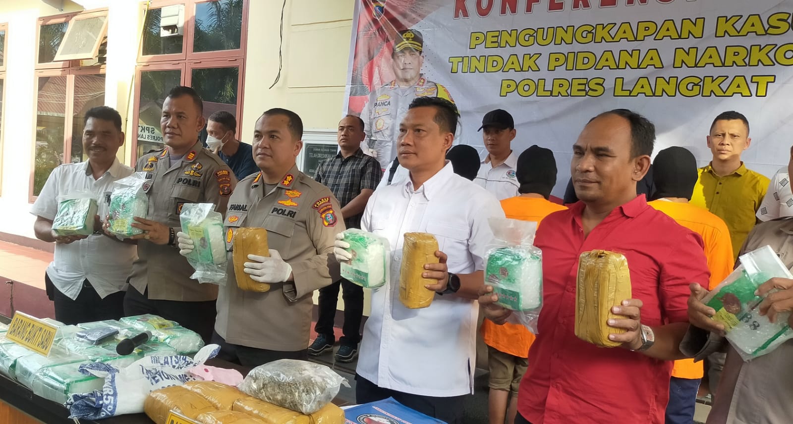 Kapolres Langkat ungkap kasus penyitaan 10 bal ganja kering