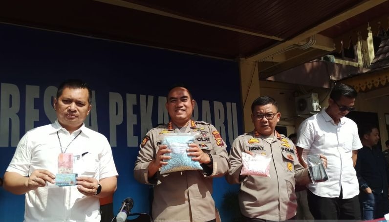 Polisi Pekanbaru gagalakan peredaran 8 ribu butir ekstasi