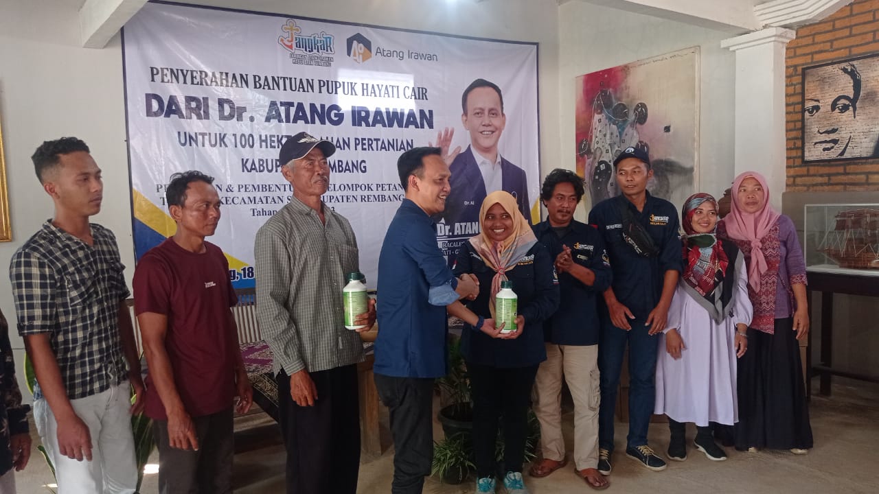 Tingkatkan produktivitas pertanian, politisi Nasdem berikan pupuk organik pada petani Tingkatkan produktivitas pertanian, politisi Nasdem berikan pupuk organik pada petani