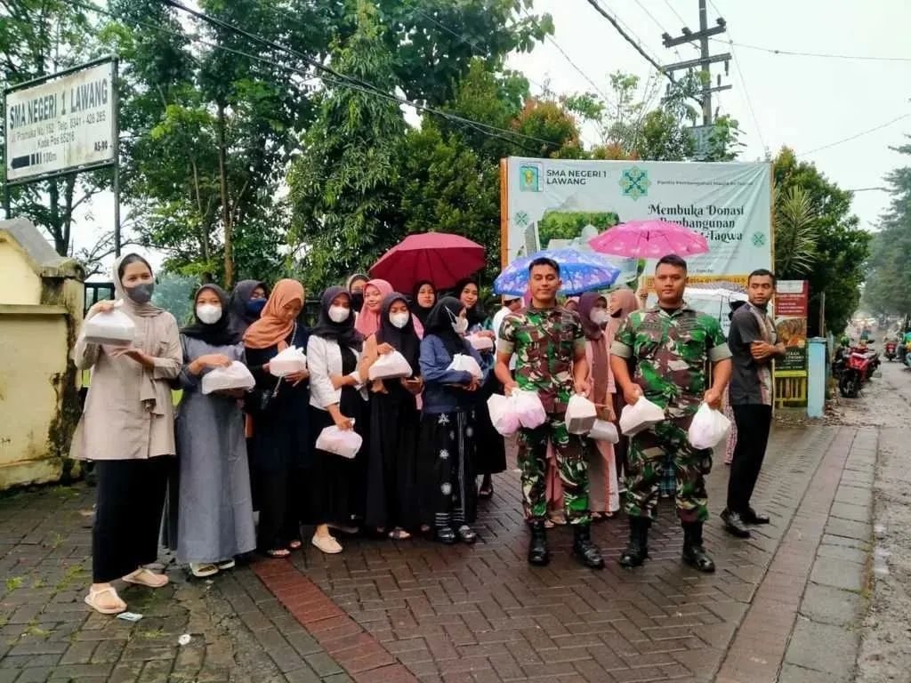 Ajen Divif 2 Kostrad dan pelajar SMAN 1 Lawang bagikan takjil kepada masyarakat Ajen Divif 2 Kostrad dan pelajar SMAN 1 Lawang bagikan takjil kepada masyarakat