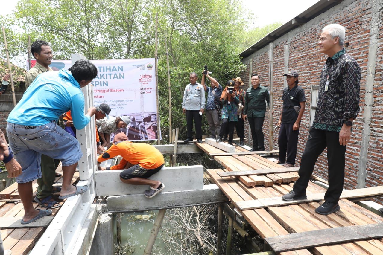 Gubernur Ganjar kucurkan Rp1,6 miliar untuk bangun rumah korban rob Demak Gubernur Ganjar kucurkan Rp1,6 miliar untuk bangun rumah korban rob Demak