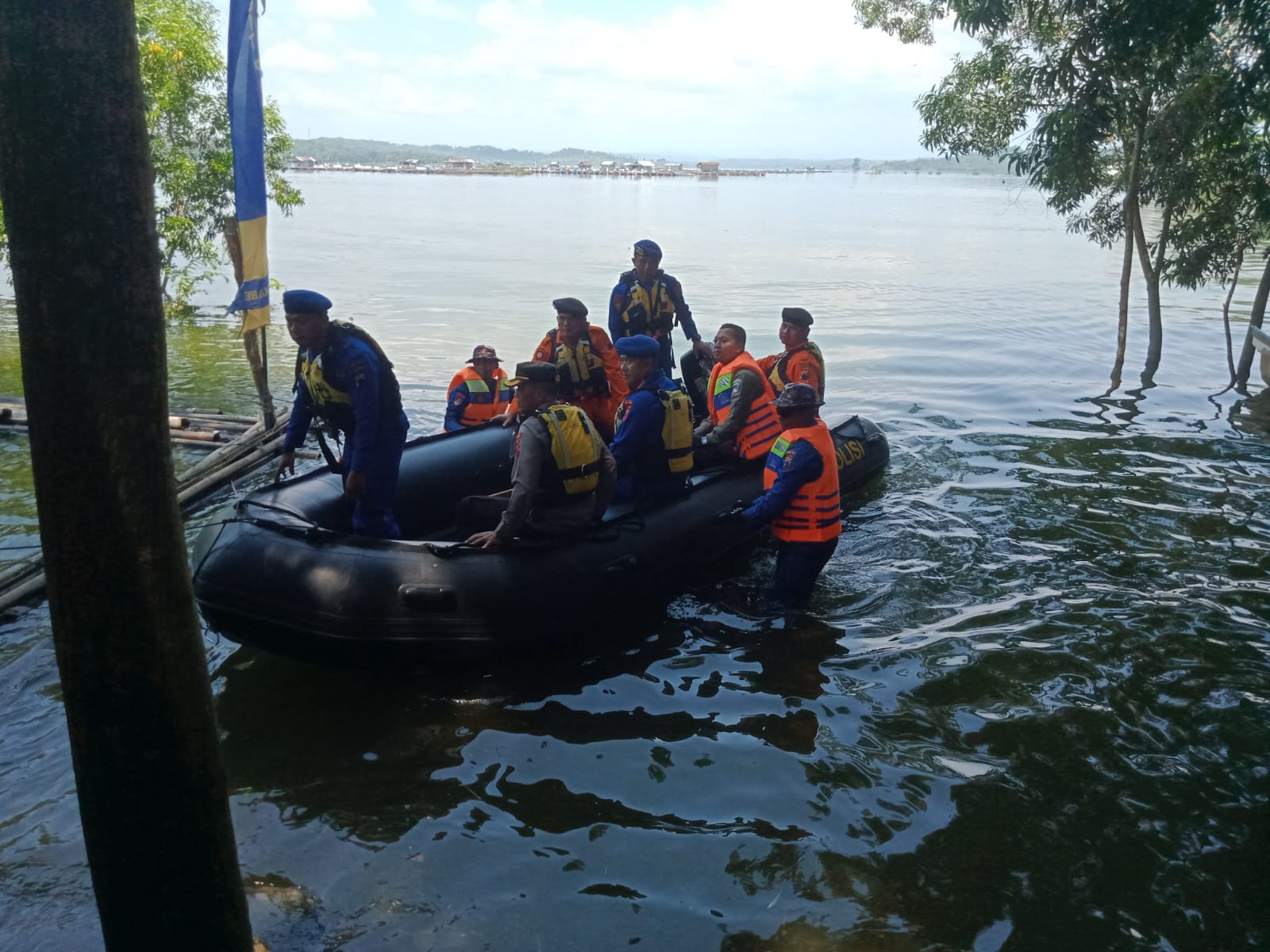 Tekan laka air, Dirpolairud Polda Jateng serahkan perahu karet ke Kapolres Boyolali Tekan laka air, Dirpolairud Polda Jateng serahkan perahu karet ke Kapolres Boyolali