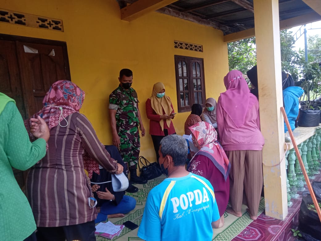 TNI dampingi warga lansia di Boyolali cek kesehatan 