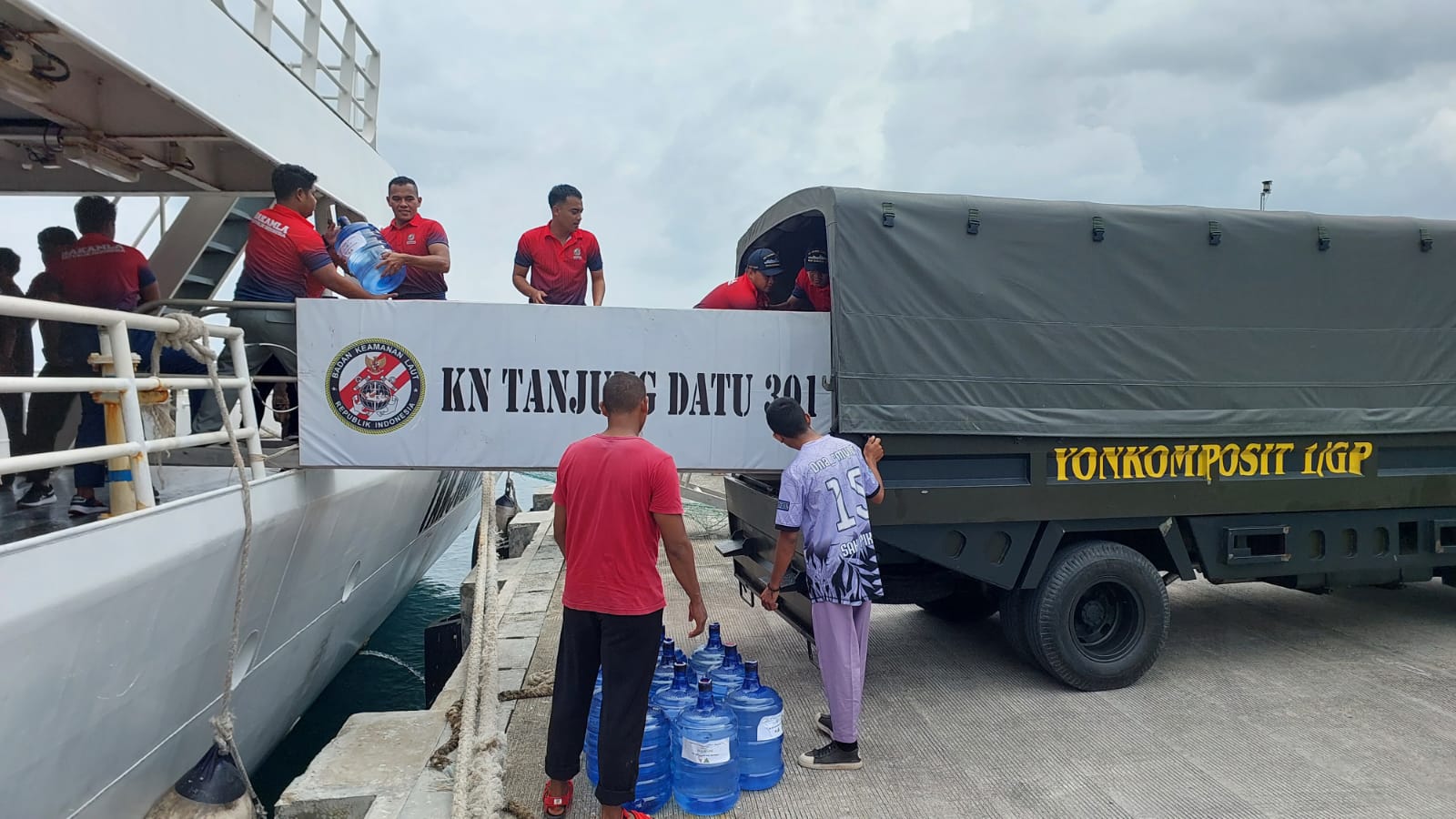 KN Tanjung Datu-301 bertolak antar bansos ke Pulau Serasan