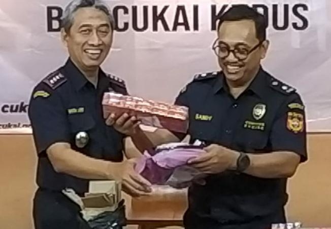 Bea Cukai Kudus hadang minibus pengangkut rokok ilegal dari Jepara