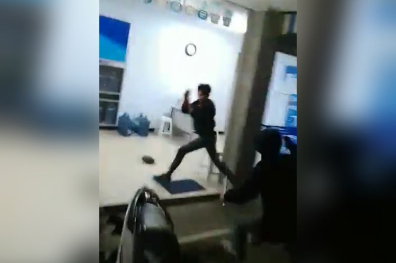 Polisi menduga ada lima pelaku pembacokan remaja di Riung Bandung Polisi menduga ada lima pelaku pembacokan remaja di Riung Bandung