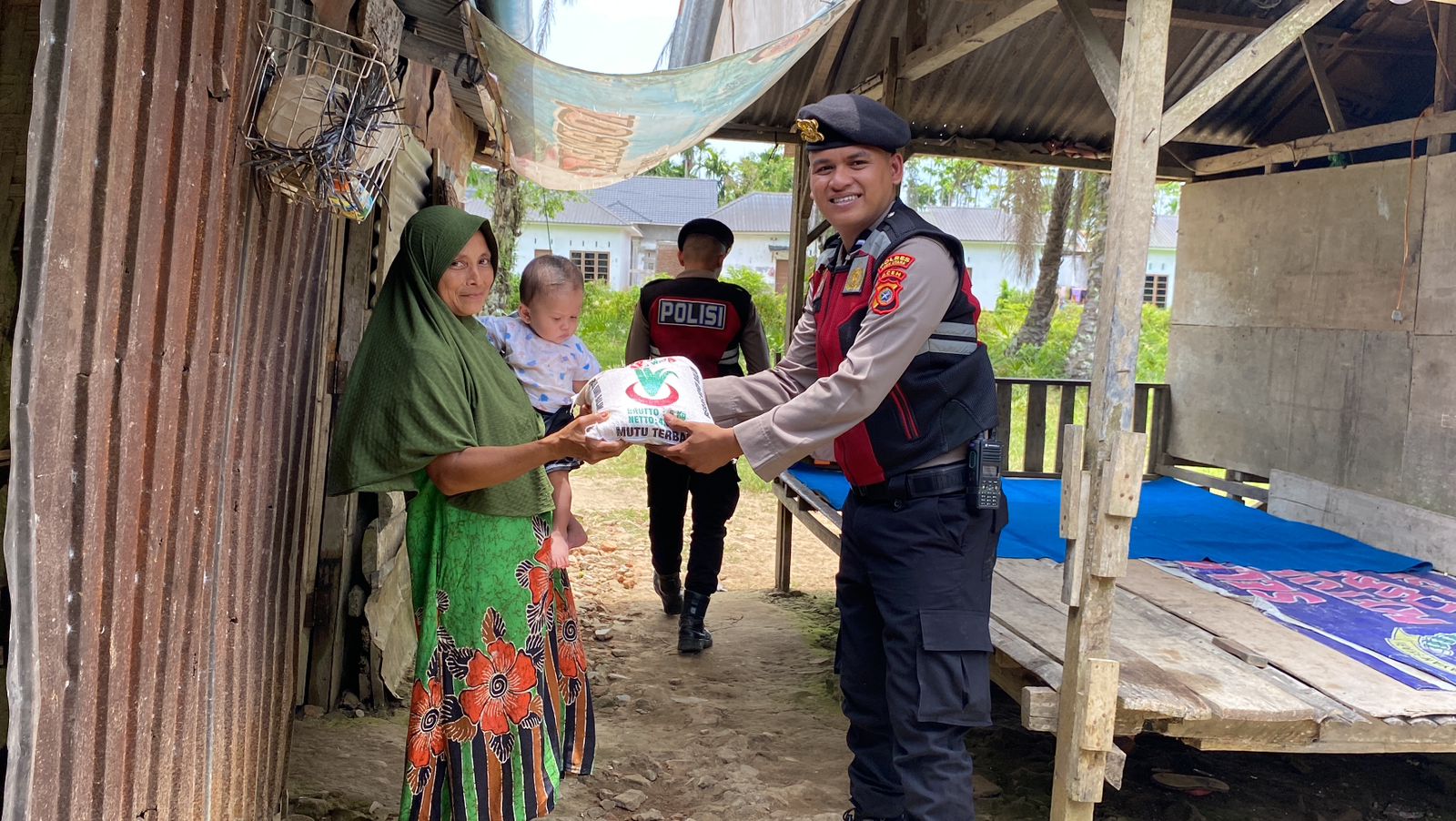Peduli masyarakat kurang mampu, Polres Aceh Utara serahkan bantuan Peduli masyarakat kurang mampu, Polres Aceh Utara serahkan bantuan