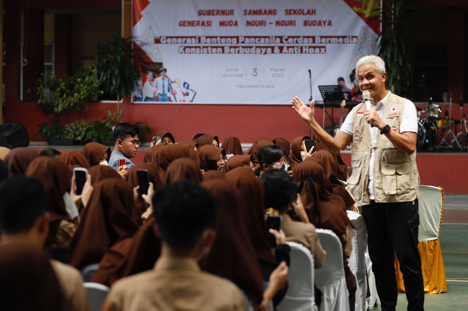 Gubernur Sambang Sekolah, cara Ganjar kampanyekan anti hoaks-anti bullying Gubernur Sambang Sekolah, cara Ganjar kampanyekan anti hoaks-anti bullying