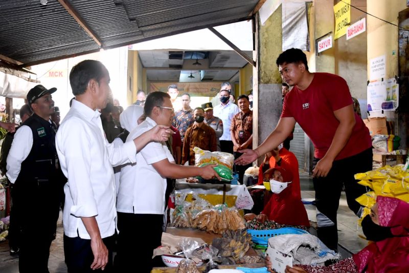 Presiden Jokowi cek harga kebutuhan pokok di Pasar Beran Ngawi Presiden Jokowi cek harga kebutuhan pokok di Pasar Beran Ngawi