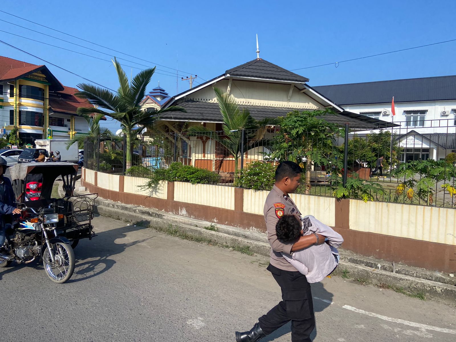 Tim URC Polres Lhokseumawe evaluasi korban laka di Simpang Jam Tim URC Polres Lhokseumawe evaluasi korban laka di Simpang Jam
