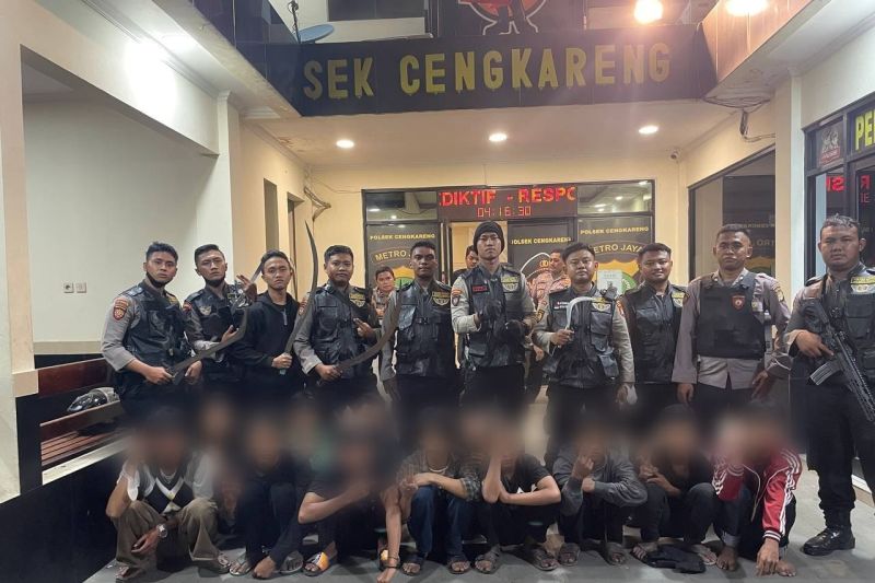 12 remaja bersenjata tajam untuk tawuran ditangkap polisi 12 remaja bersenjata tajam untuk tawuran ditangkap polisi