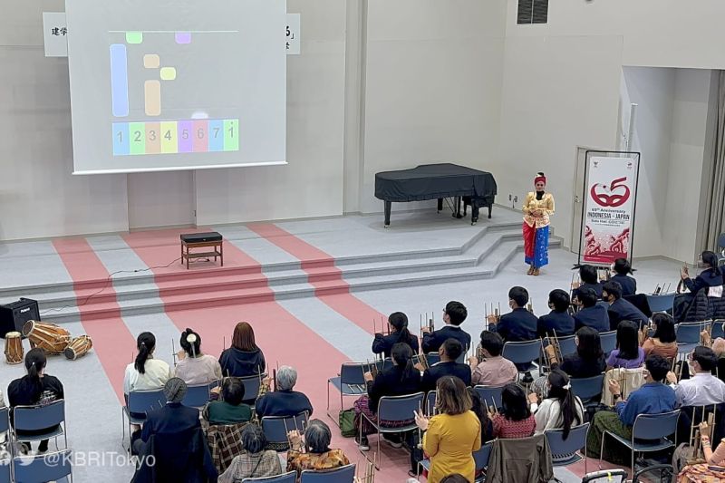 Warga Jepang di Gifu belajar mainkan angklung Warga Jepang di Gifu belajar mainkan angklung