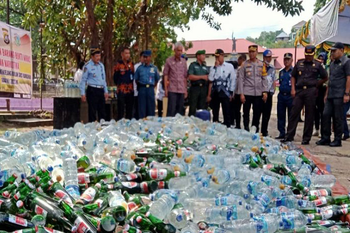 Ribuan botol minuman keras dan narkotika dimusnahkan Polres Baubau