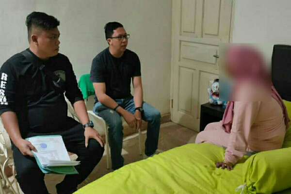 Tipu warga janji lipatgandakan uang, perempuan ini diamankan petugas Tipu warga janji lipatgandakan uang, perempuan ini diamankan petugas