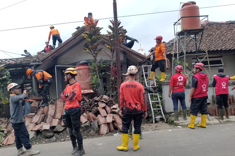 Longsor dan angin kencang mendominasi bencana di Kabupaten Sukabumi Longsor dan angin kencang mendominasi bencana di Kabupaten Sukabumi
