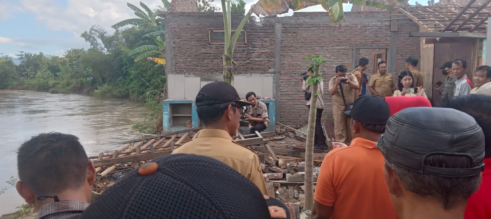 Abrasi di bantaran Bengawan Solo, Desa Dalangan terus meluas Abrasi di bantaran Bengawan Solo, Desa Dalangan terus meluas