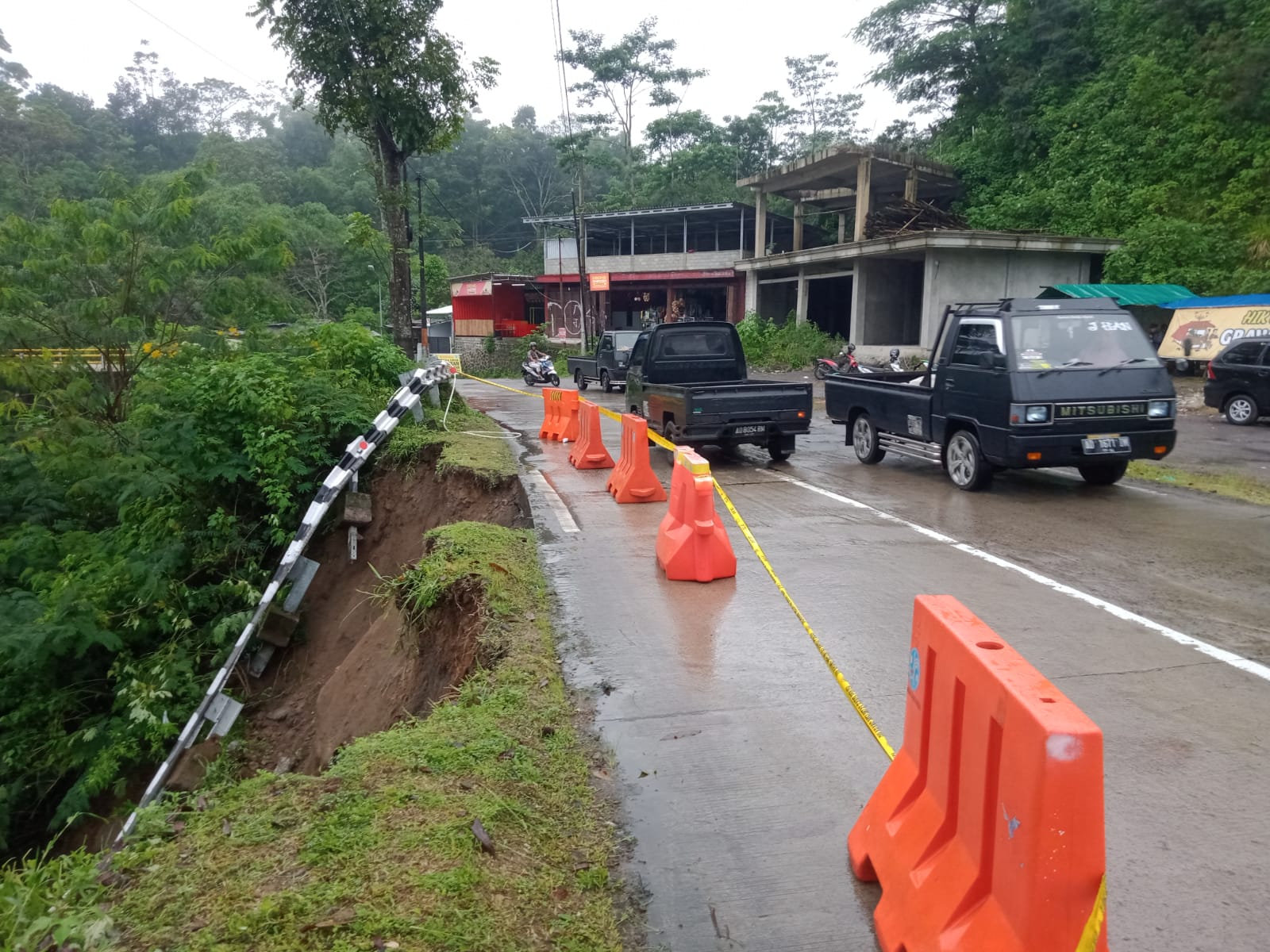 Bahu jalan jalur SSB lereng Merapi dan tebing jalur lereng Merbabu longsor Bahu jalan jalur SSB lereng Merapi dan tebing jalur lereng Merbabu longsor