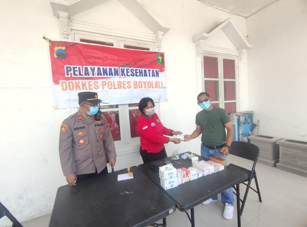 Petugas gabungan Polres Boyolali bantu warga terdampak hujan abu merapi
