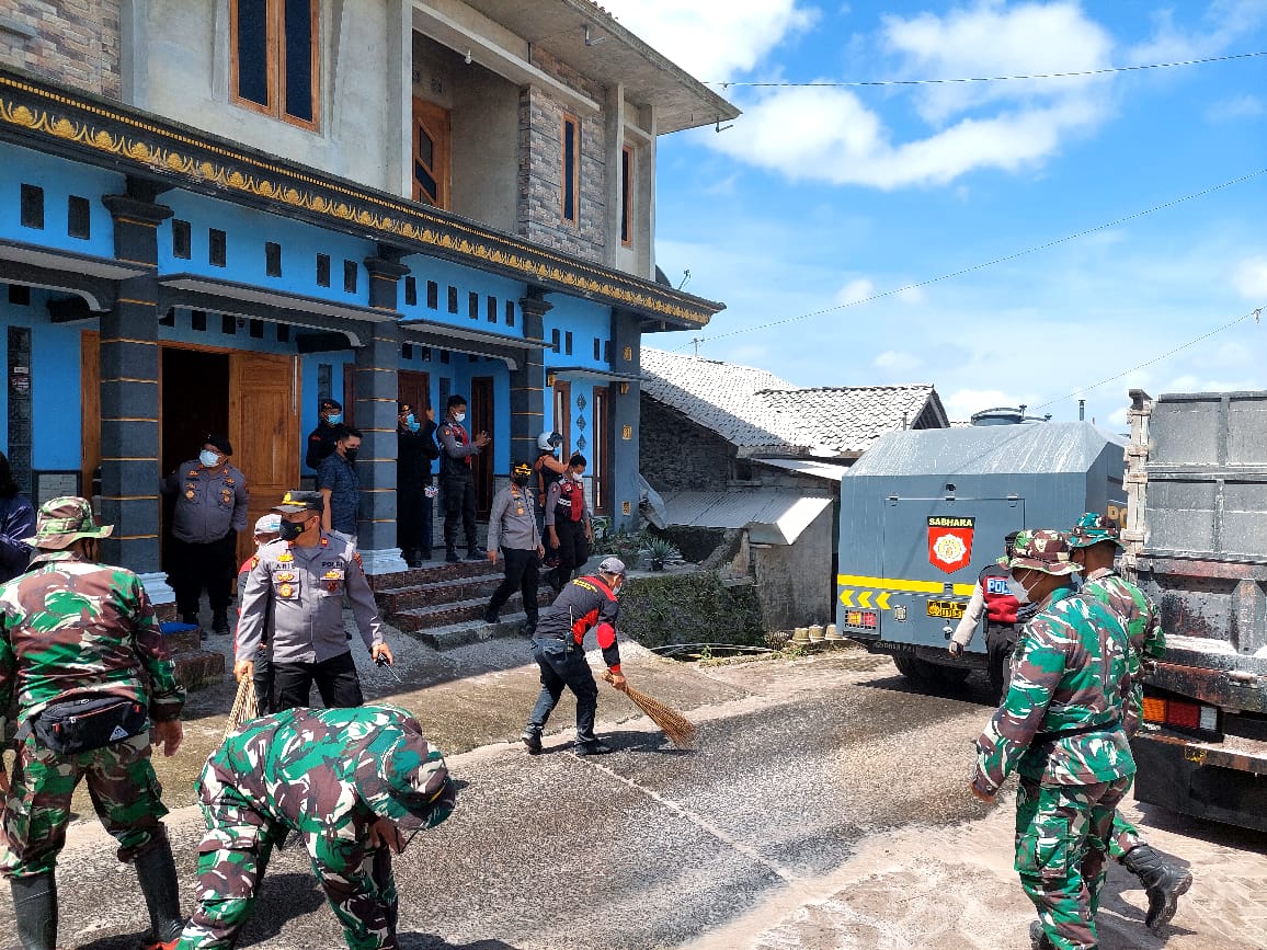 Polisi bantu bersihkan jalan, dampak abu vulkanik pascaerupsi Merapi Polisi bantu bersihkan jalan, dampak abu vulkanik pascaerupsi Merapi