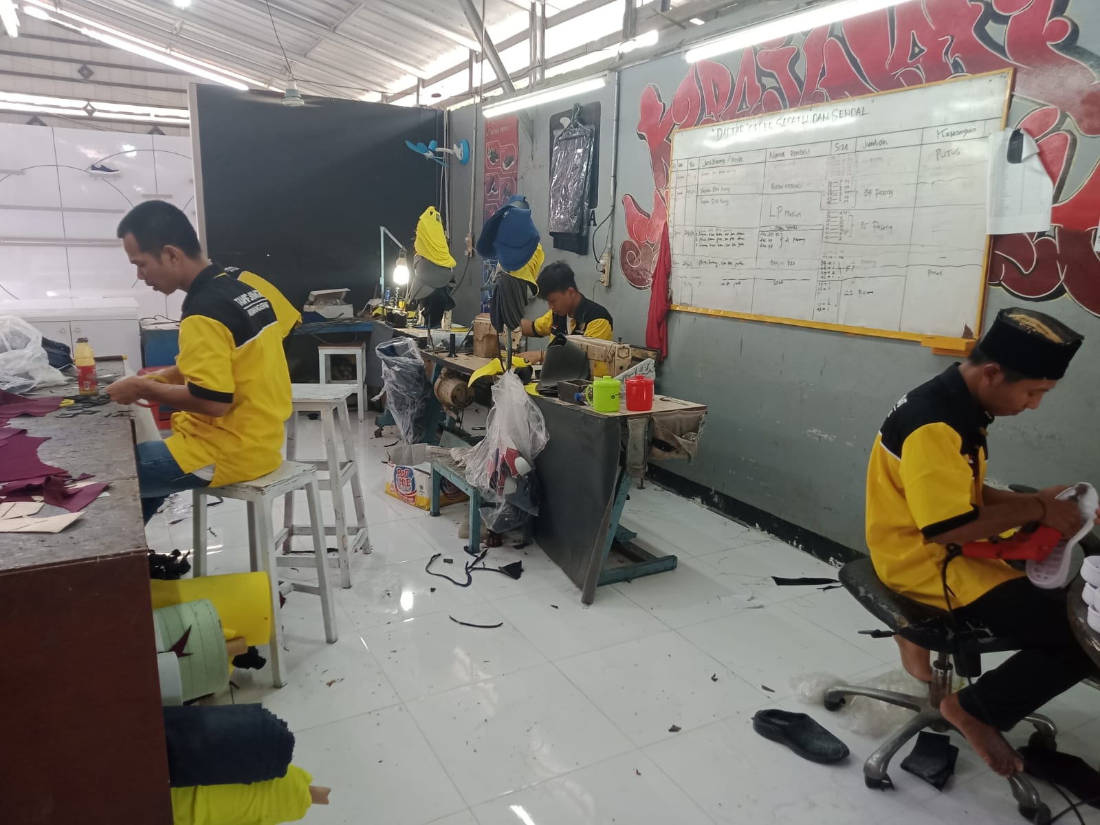 Warga binaan Rutan Kelas 1 Tangerang dapat pelatihan pembuatan sepatu Warga binaan Rutan Kelas 1 Tangerang dapat pelatihan pembuatan sepatu