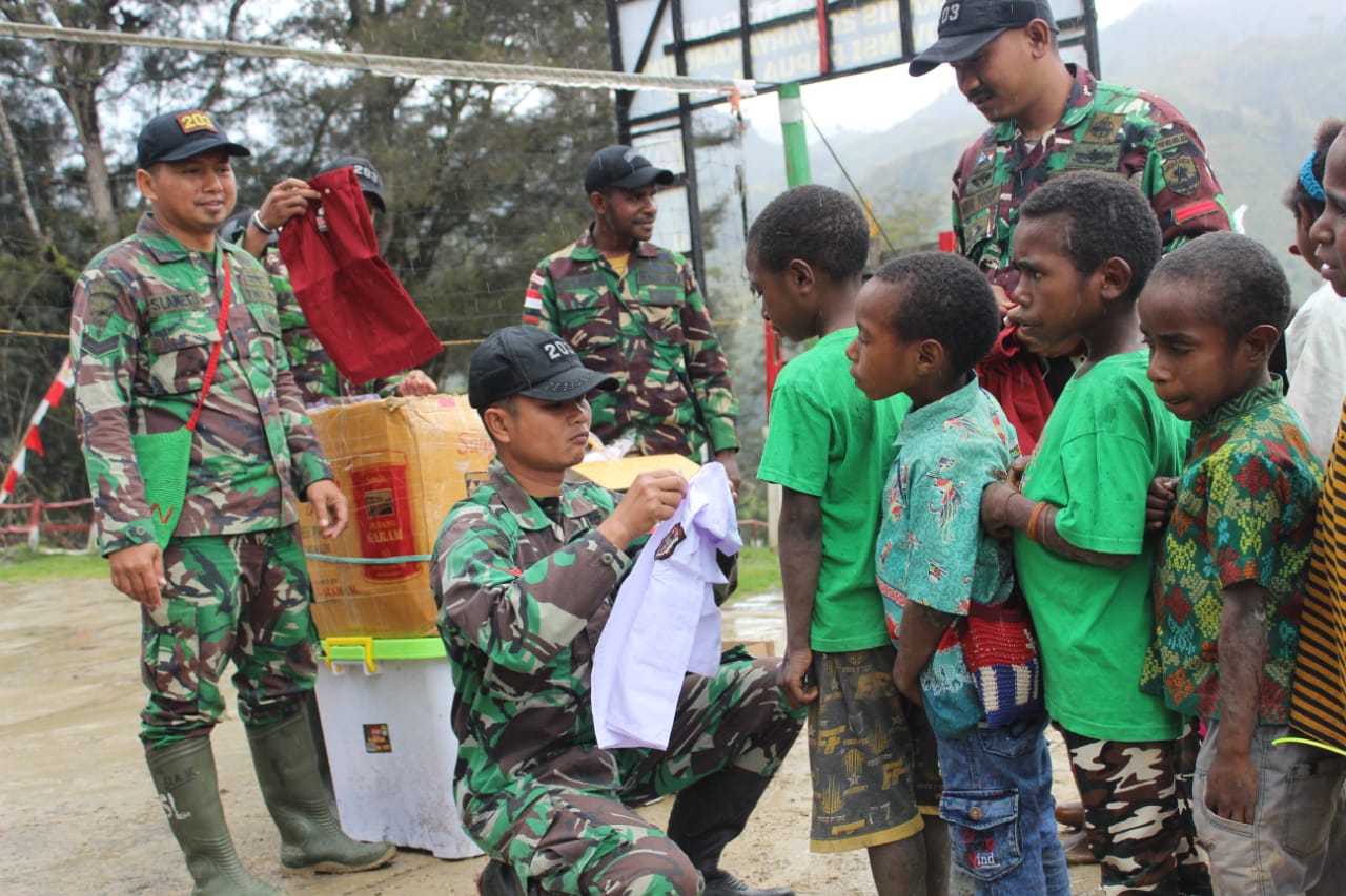 Satgas Yonif Mekanis 203/AK dan Artha Graha bagikan perlengkapan sekolah untuk anak-anak Papua