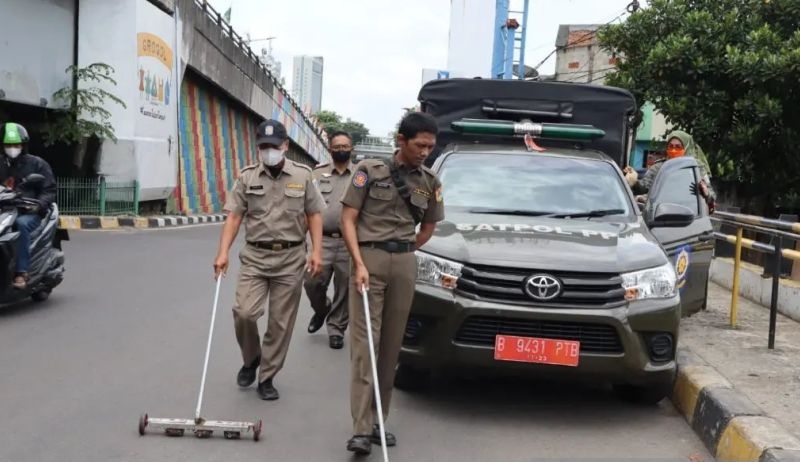 Satpol PP petakan titik jalan rawan ranjau paku di Jakarta Barat