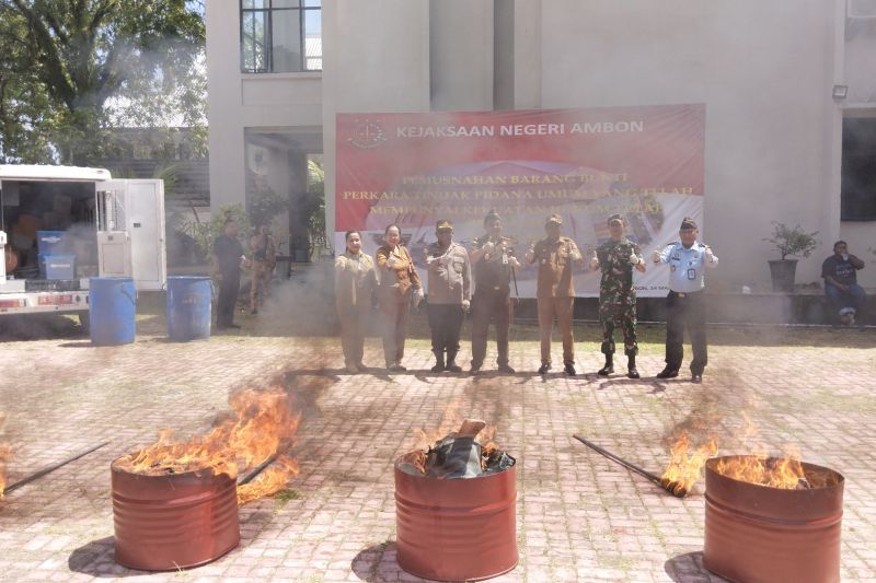 Kejari Ambon musnahkan barang bukti 97 perkara