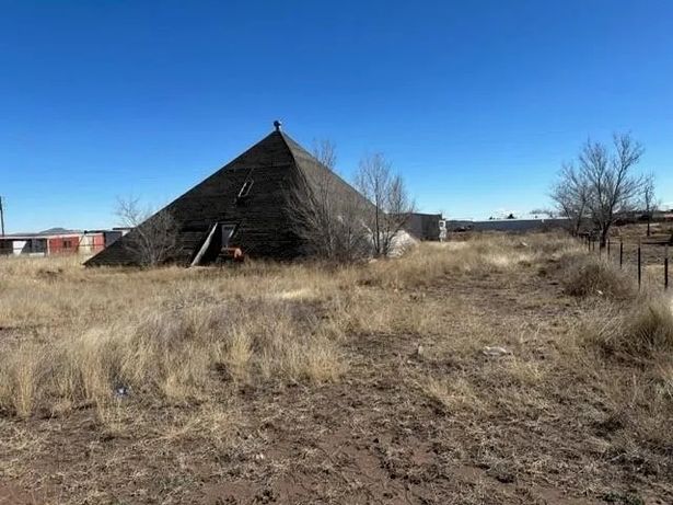 Rumah piramida aneh dan penuh misteri ini dijual. Berapa harganya?