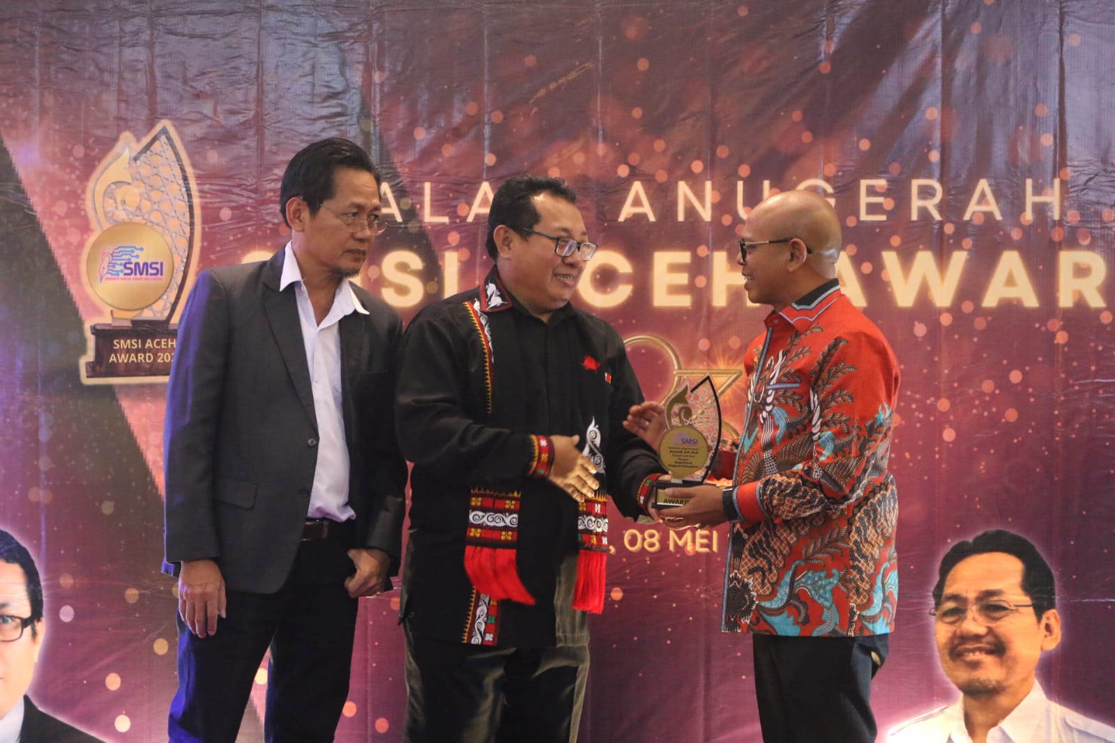 Pj Bupati Aceh Utara terima award dari SMSI Pj Bupati Aceh Utara terima award dari SMSI