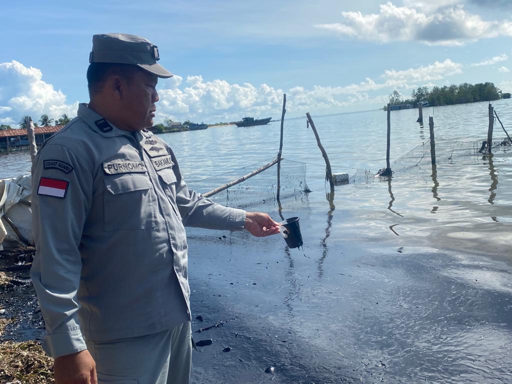 Bakamla RI dan Tim Gabungan atasi tumpahan minyak di Pantai Melayu Batam Bakamla RI dan Tim Gabungan atasi tumpahan minyak di Pantai Melayu Batam