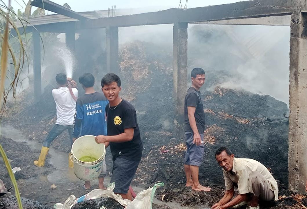Gudang gula merah di Kuwukan, Kudus ludes terbakar Gudang gula merah di Kuwukan, Kudus ludes terbakar