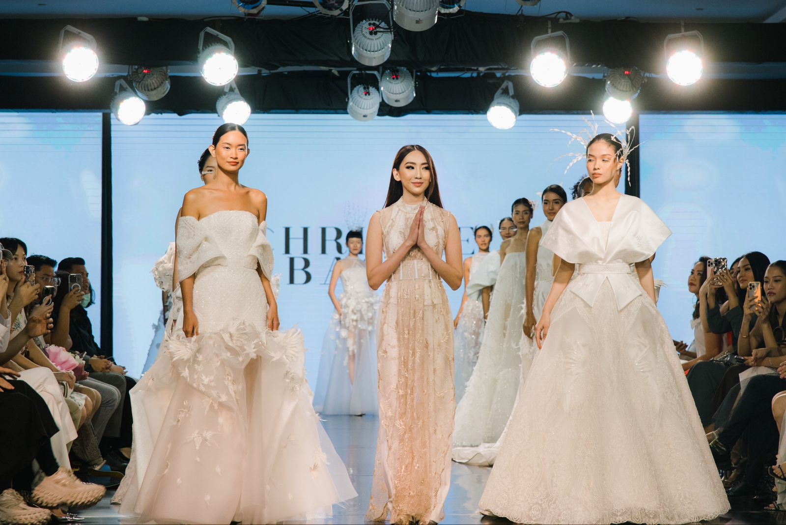 Koleksi perjalanan ke luar rumah menuju kembali ke rumah