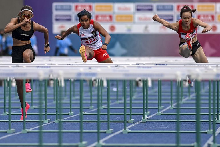 Konsentrasi Dina Aulia pecah usai kena kartu hijau saat start Konsentrasi Dina Aulia pecah usai kena kartu hijau saat start