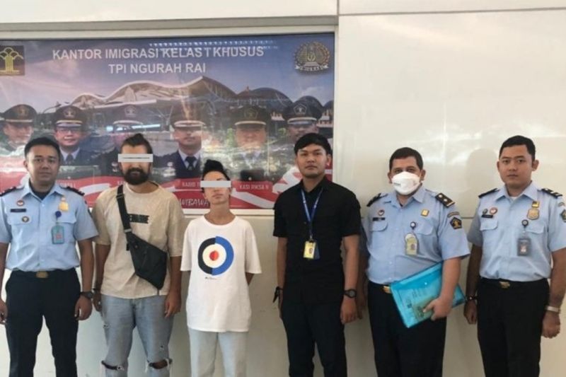 Imigrasi Singaraja Bali deportasi dua WNA Rusia langgar etika di pura Imigrasi Singaraja Bali deportasi dua WNA Rusia langgar etika di pura