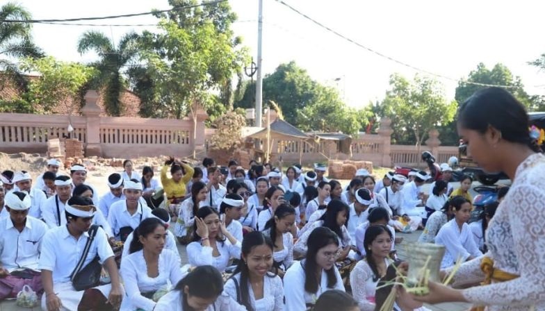 Pelajar Hindu di Buleleng-Bali peringati Hari Suci Saraswati Pelajar Hindu di Buleleng-Bali peringati Hari Suci Saraswati