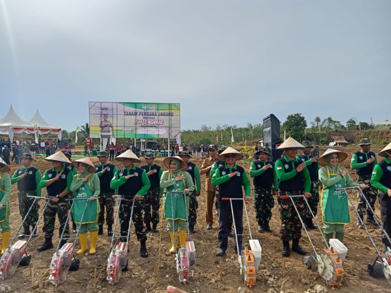 Pj Bupati Aceh Utara dan Pangdam IM tanam perdana Program IM Jagong Pj Bupati Aceh Utara dan Pangdam IM tanam perdana Program IM Jagong