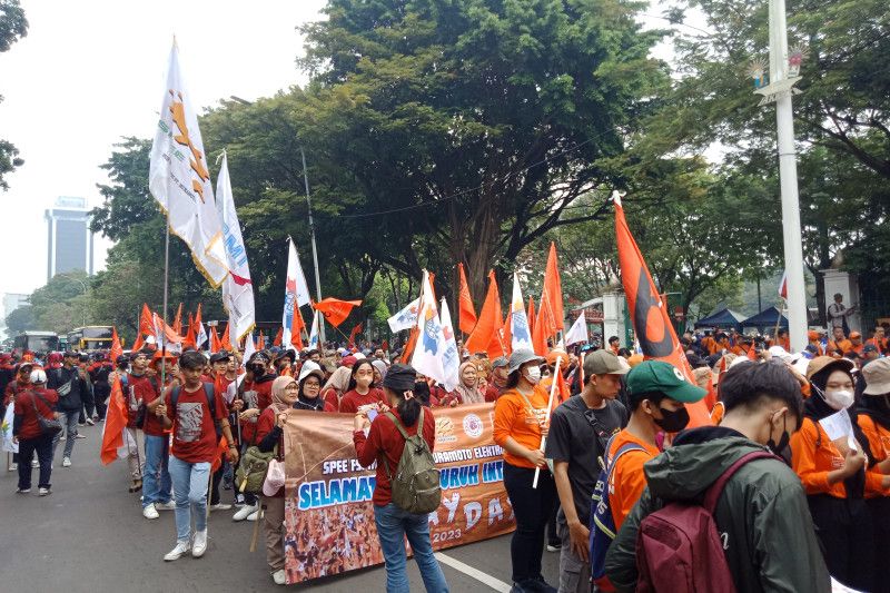 Rombongan buruh mulai tiba di depan Balai Kota Rombongan buruh mulai tiba di depan Balai Kota