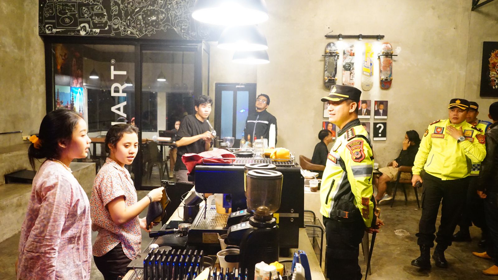 Kapolresta Bandung sidak ke restoran dan kafe langgar aturan waktu operasional Kapolresta Bandung sidak ke restoran dan kafe langgar aturan waktu operasional