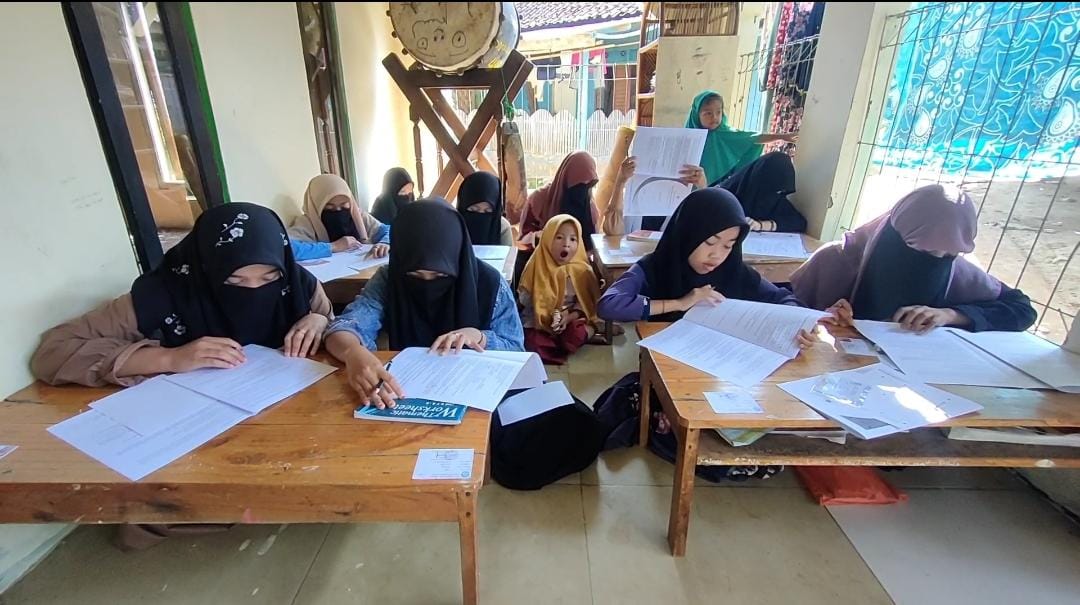Sekolah ambruk, pelajar SDN Sukamulya 02 Kelas Jauh ikuti ujian nasional di teras masjid Sekolah ambruk, pelajar SDN Sukamulya 02 Kelas Jauh ikuti ujian nasional di teras masjid