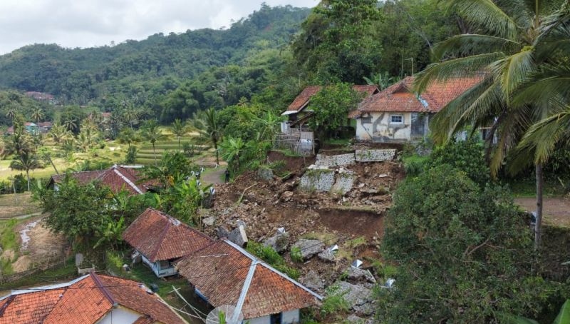 Belasan warga Tasikmalaya terdampak longsor dievakuasi 