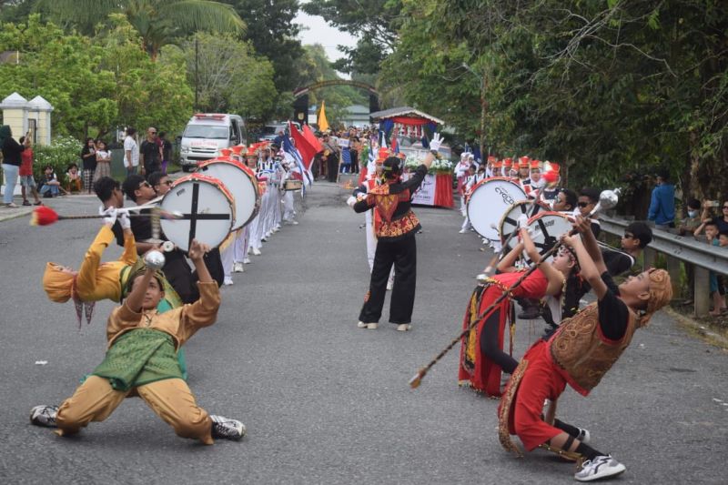 Pelajar Sintang gelar pawai budaya dengan pakaian adat Nusantara Pelajar Sintang gelar pawai budaya dengan pakaian adat Nusantara