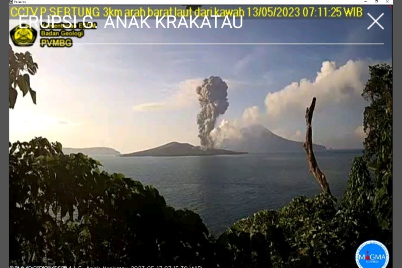 Gunung Anak Krakatau kembali erupsi