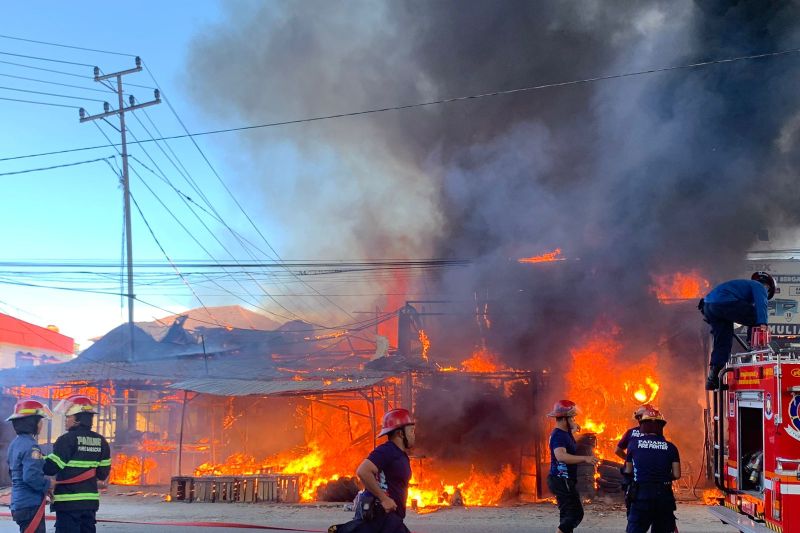 Lima petak bangunan hangus terbakar di Kota Padang Lima petak bangunan hangus terbakar di Kota Padang