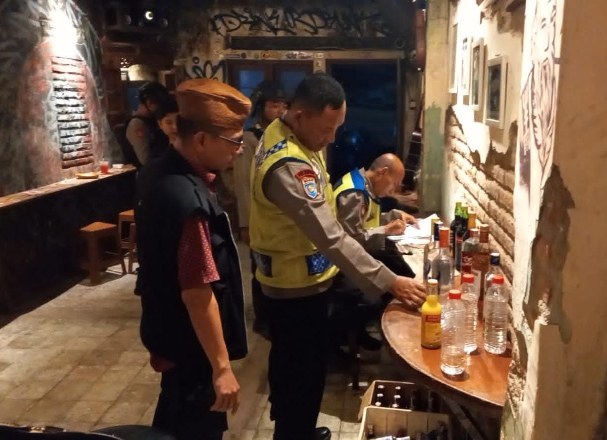 Nekat buka, kafe di Kudus dirazia polisi Nekat buka, kafe di Kudus dirazia polisi