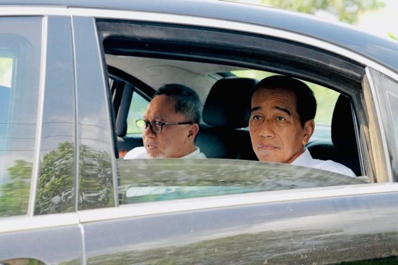 Presiden Jokowi sempat berganti mobil saat tinjau ruas jalanan Lampung