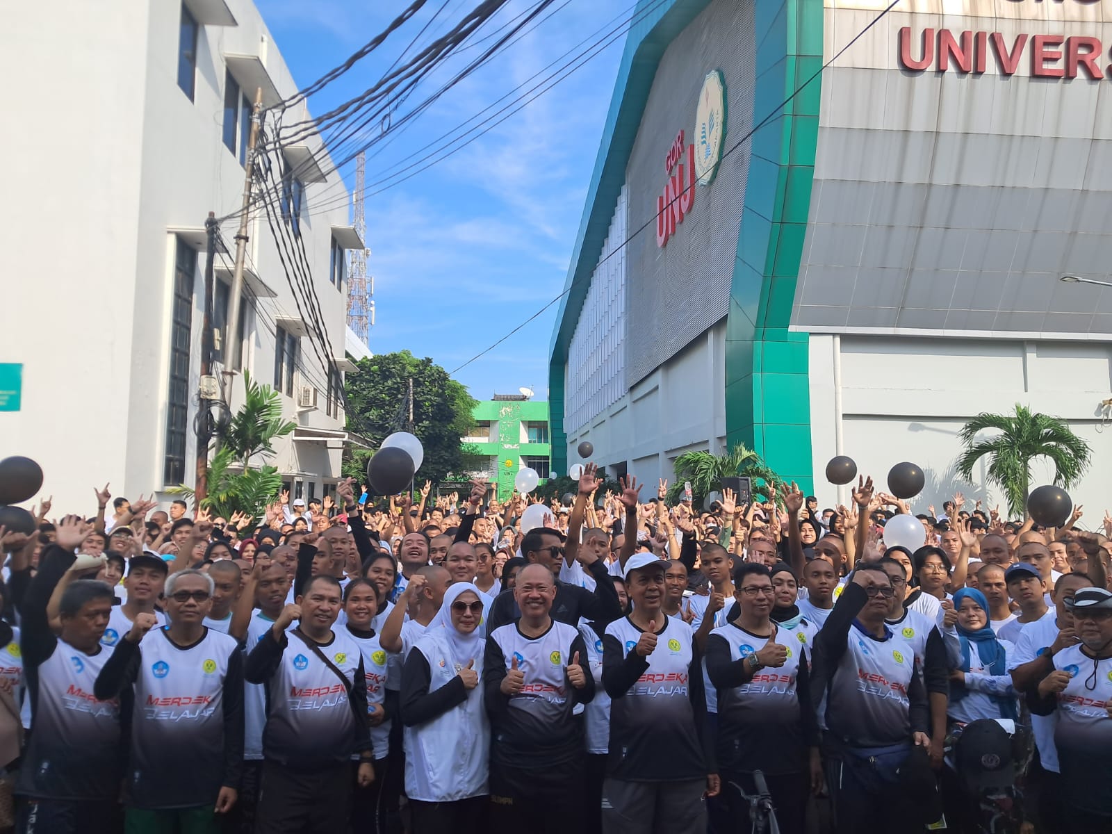 Semarakkan bulan Merdeka Belajar, 1.200 sivitas UNJ ikuti kegiatan jalan santai Semarakkan bulan Merdeka Belajar, 1.200 sivitas UNJ ikuti kegiatan jalan santai